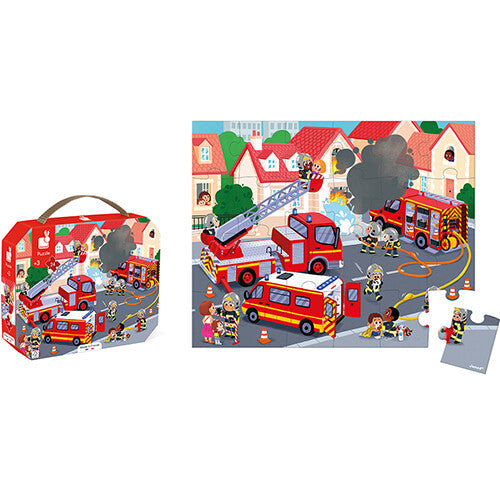 Janod legpuzzel van 24 stukjes met brandweerwagens en brandweerlieden, naast de bijbehorende verpakking.