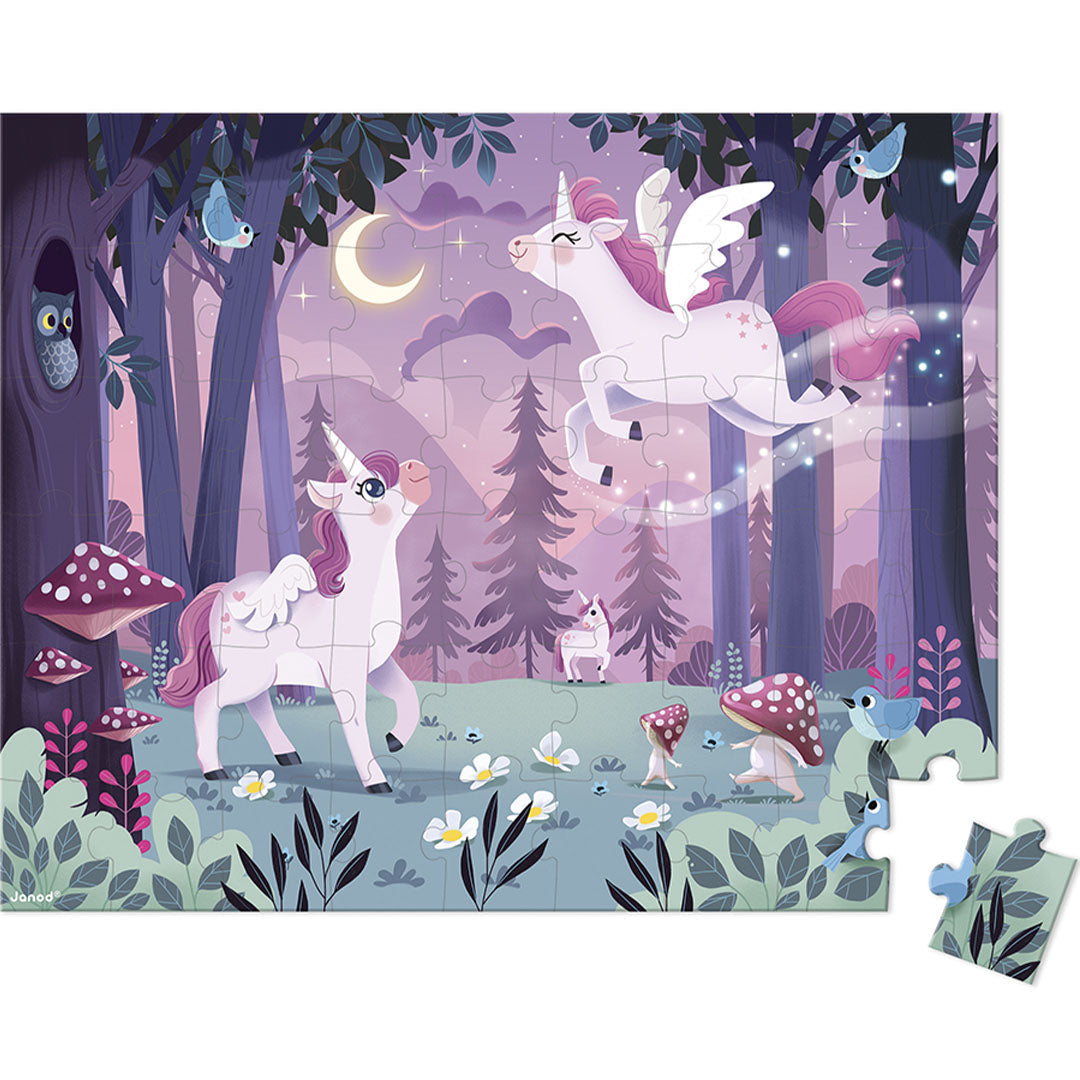 Janod legpuzzel van een eenhoorn in een droomwereld bos, met enkele losse puzzelstukjes.