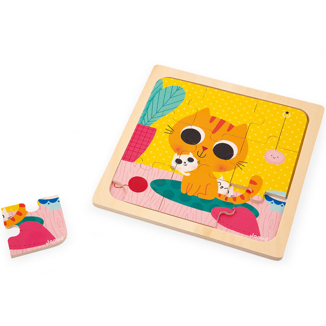 Janod houten puzzel met kattenafbeelding, deels in elkaar gezet met één los stuk ernaast.