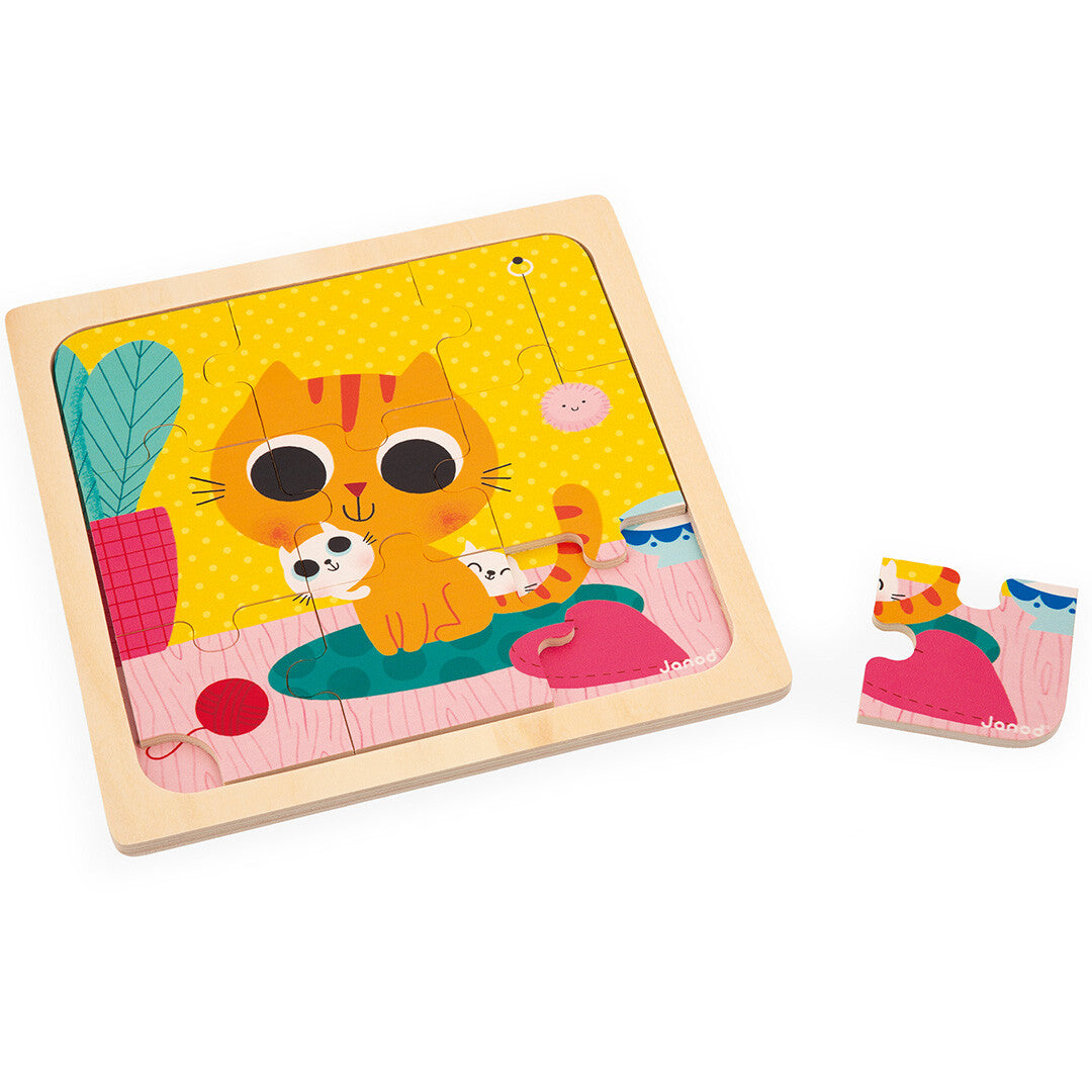Janod houten puzzel met kattenafbeelding, deels in elkaar gezet met één los stuk ernaast.