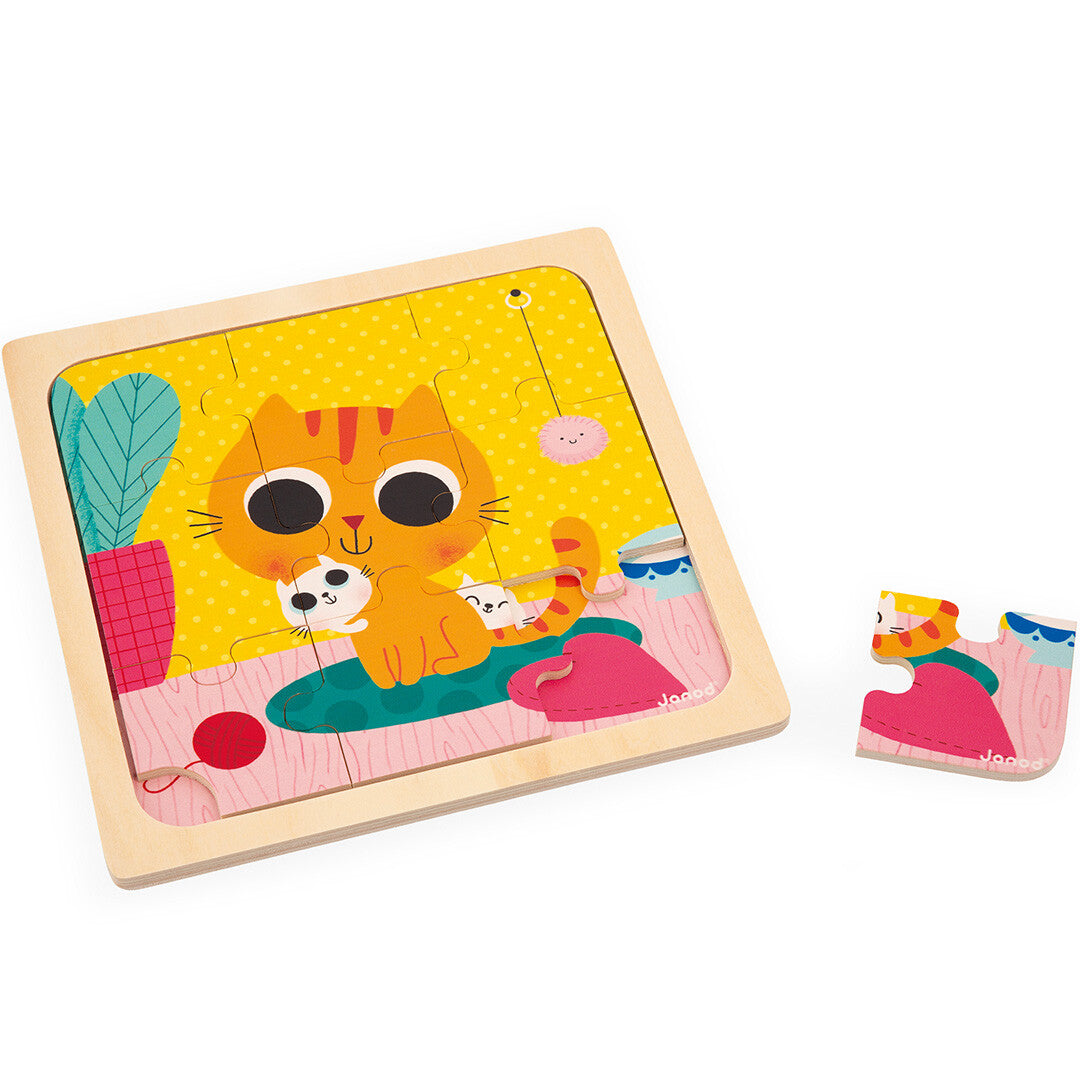 Janod houten puzzel met een afbeelding van een oranje kat met kittens, met één los puzzelstukje.