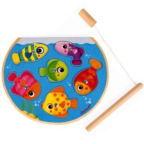 Janod magnetisch visspel met zes kleurrijke vissen in een blauwe kom en een houten hengel ernaast.