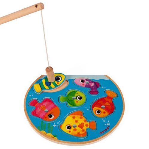 Janod magnetisch visspel met zes kleurrijke vissen in een blauwe kom en een houten hengel die een vis vangt.