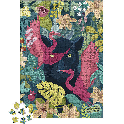 Voltooide legpuzzel van een zwarte panter en roze vogels in de jungle, met enkele losse puzzelstukjes.