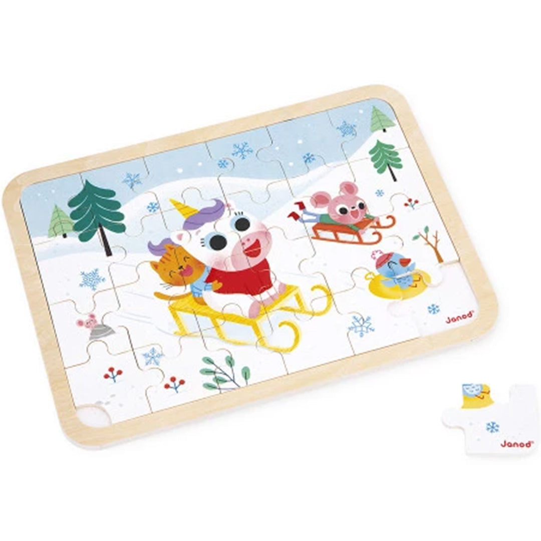 Janod houten puzzel met wintertafereel van dieren op sleeën, met één los puzzelstukje ernaast.