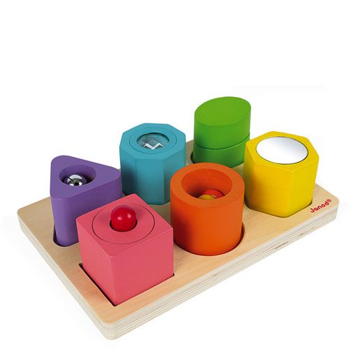 Janod houten sensorische puzzel met zes kleurrijke blokken in verschillende vormen en met geluidselementen.