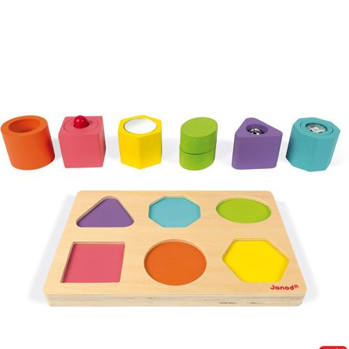 De Janod houten puzzelbasis met uitgesneden vormen en de zes losse kleurrijke sensorische blokken ernaast.