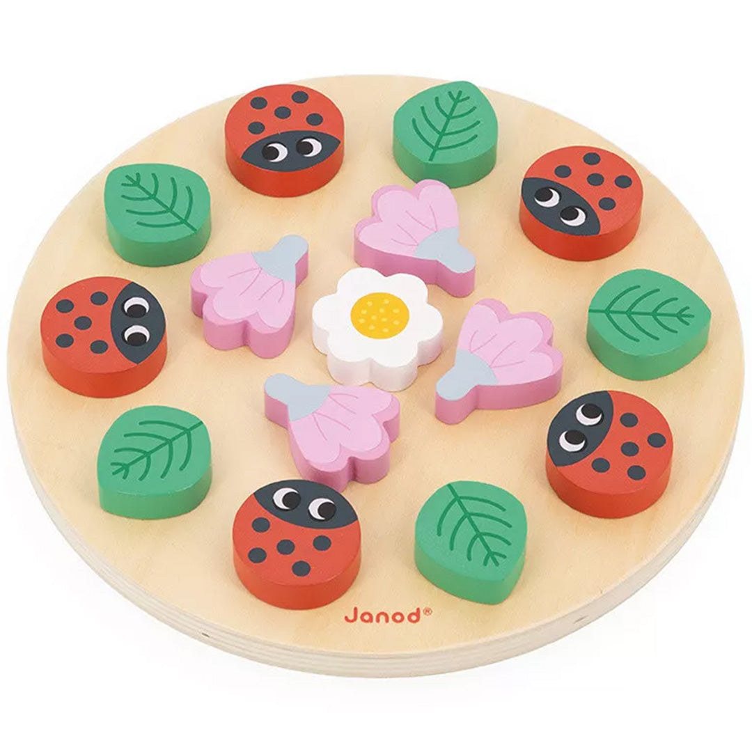 Janod houten mandala puzzelspel met lieveheersbeestjes, bladeren en roze bloemen op een ronde houten plaat.