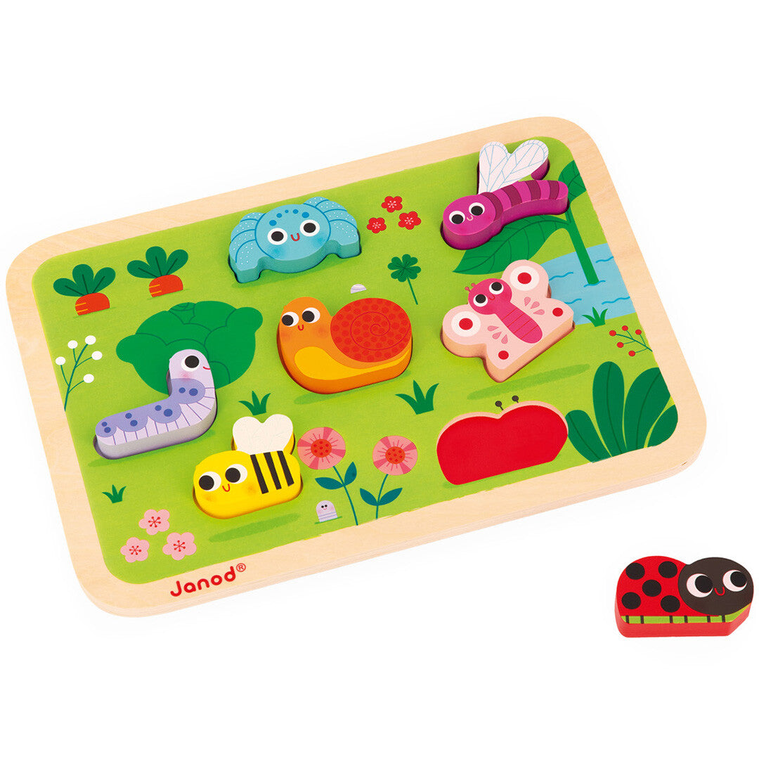 Janod houten reliëfpuzzel met insecten in een tuin, met één lieveheersbeestje puzzelstukje ernaast.