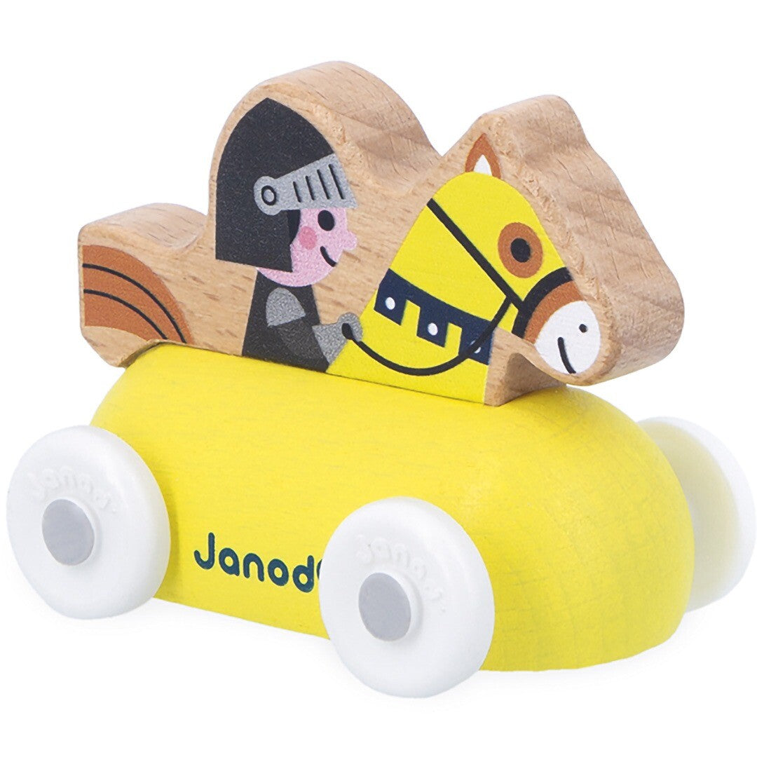 Janod houten speelgoedauto met ridder op een geel onderstel.