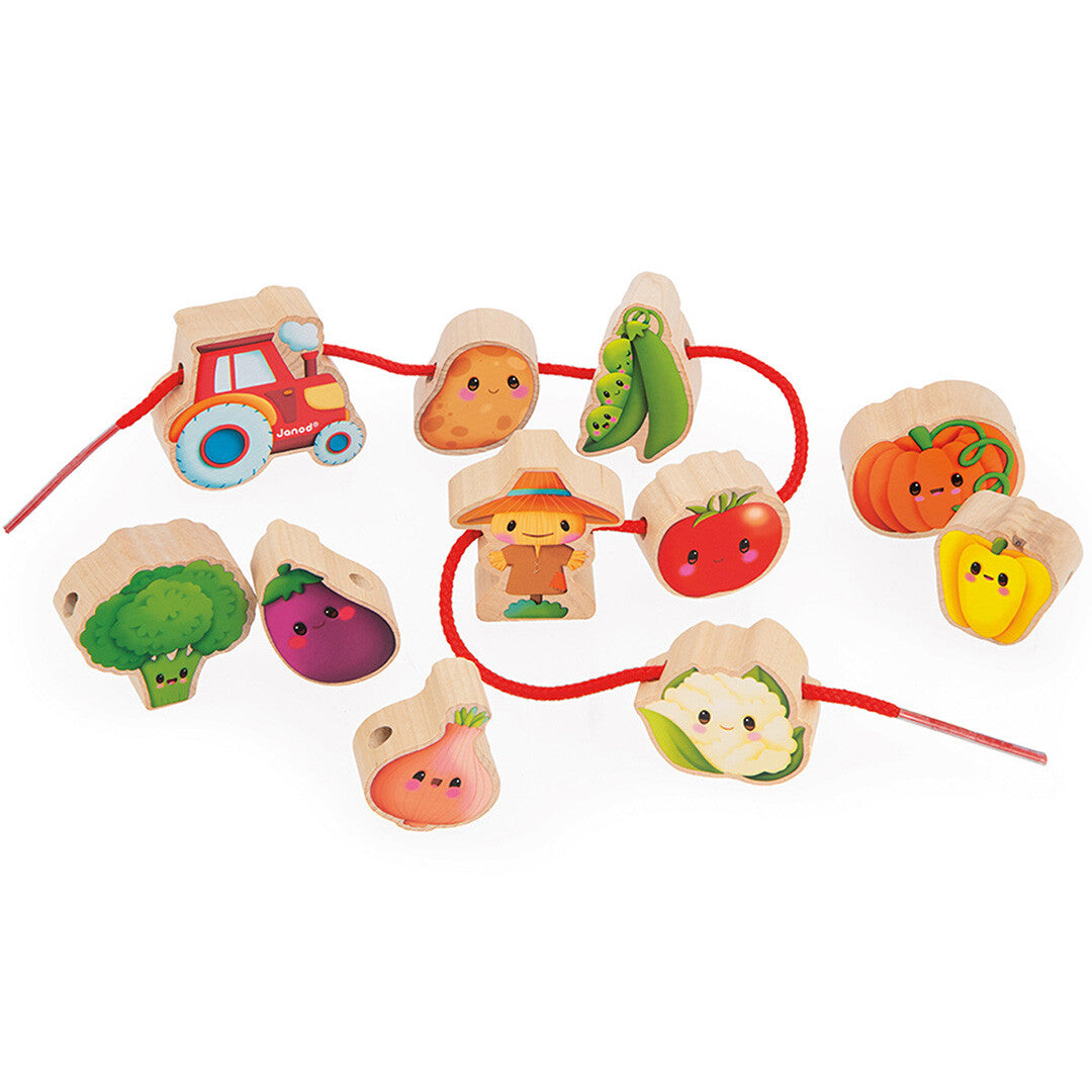 Janod houten rijgkralen met een moestuinthema, inclusief een tractor, boer en diverse groenten aan rode veters.