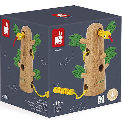 De verpakking van het Janod houten rijgspel in de vorm van een boom met een gele worm.