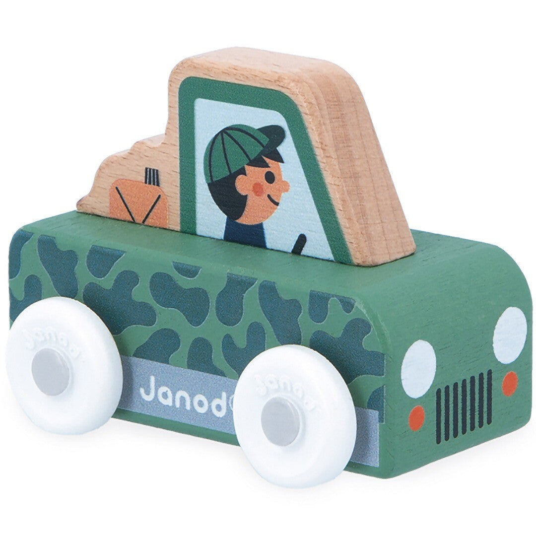 Janod houten speelgoedauto met camouflagepatroon en een safari-thema.