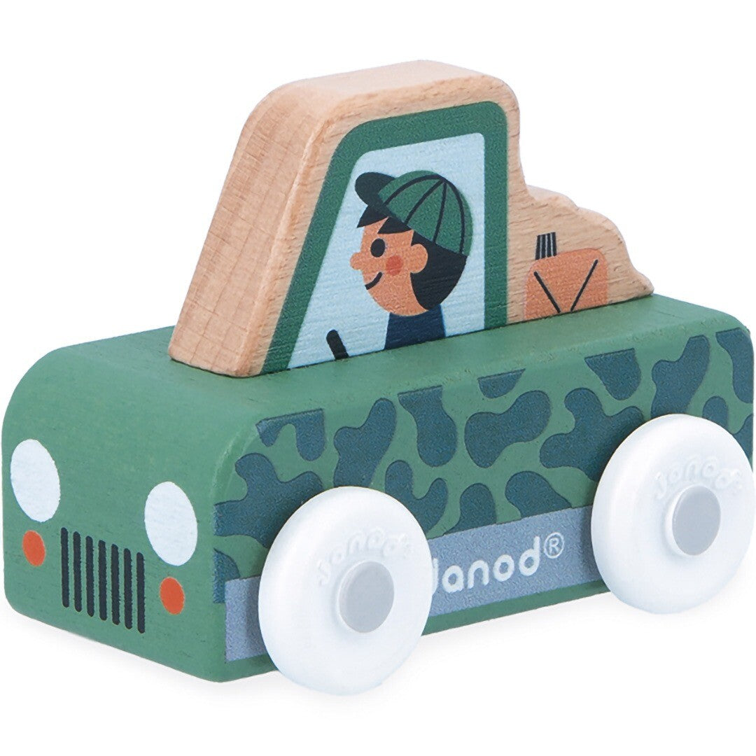 Janod houten speelgoedauto met camouflagepatroon en een safari-thema.