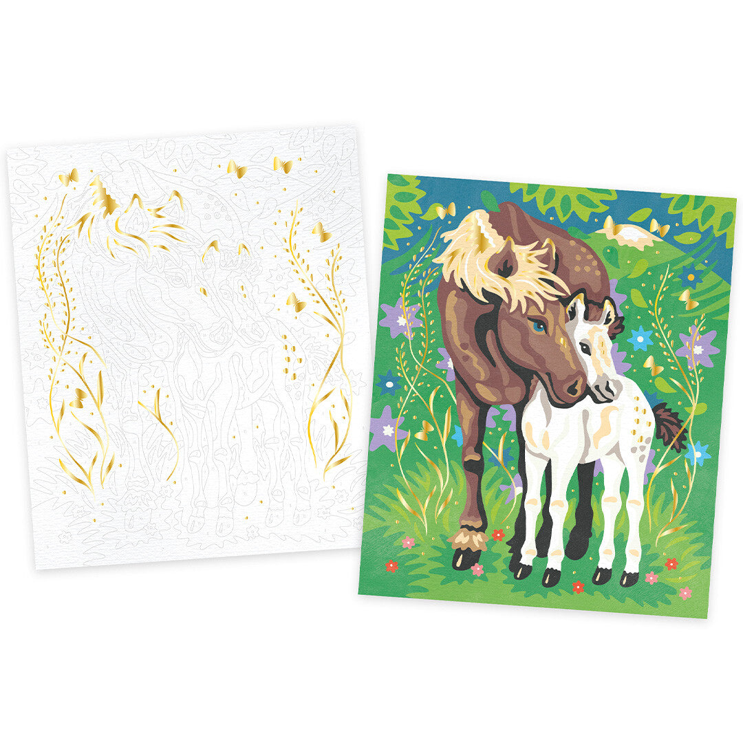 Een blanco schilderen op nummer canvas met gouden lijnen en een voltooid schilderij van een paard met veulen.
