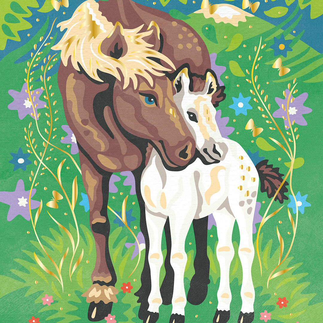 Detail van een voltooid schilderij van een bruin paard en een licht veulen in een bloemenveld.