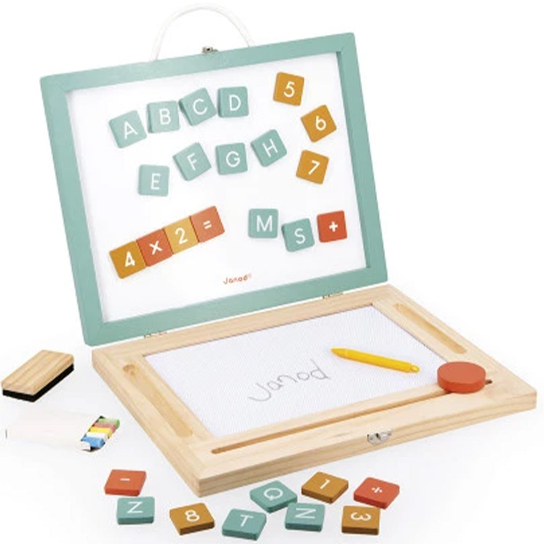Janod 4-in-1 schoolbord opengeklapt met magnetische letters en cijfers op het whiteboard en een tekenbord eronder.