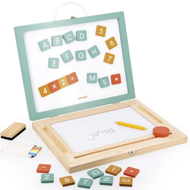 Janod 4-in-1 schoolbord opengeklapt met magnetische letters en cijfers op het whiteboard en een tekenbord eronder.