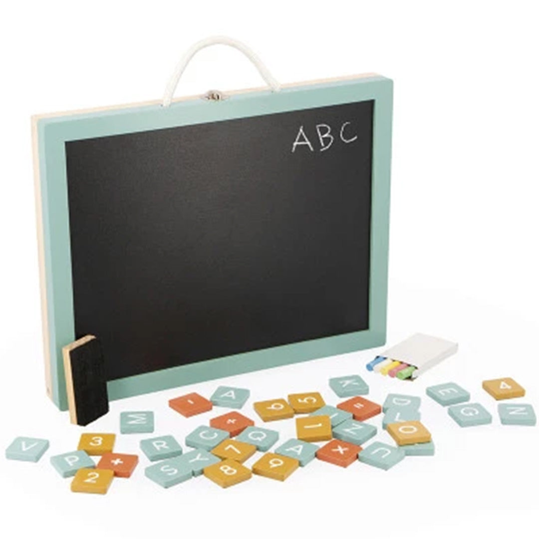 Janod 4-in-1 schoolbord gesloten met de krijtbordzijde zichtbaar, inclusief krijt, een sponsje en losse magnetische letters en cijfers.