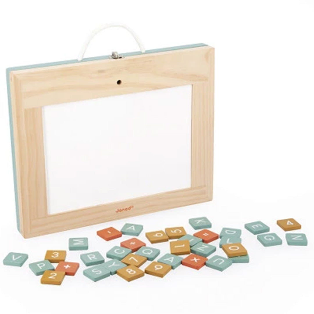 Janod 4-in-1 schoolbord gesloten met de transparante tekenbordzijde zichtbaar en losse magnetische letters en cijfers.