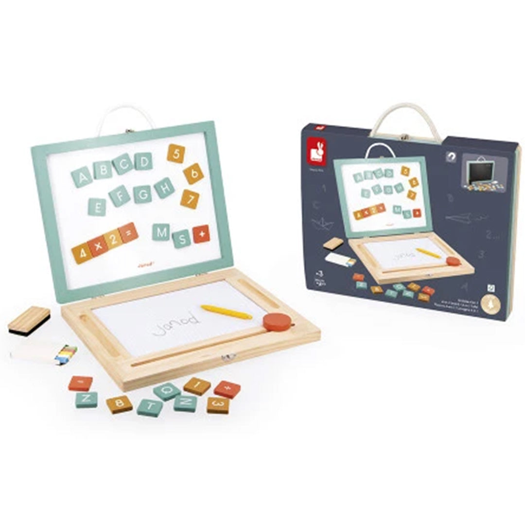 Janod 4-in-1 schoolbord opengeklapt met magnetische letters en cijfers, naast de donkerblauwe productverpakking.