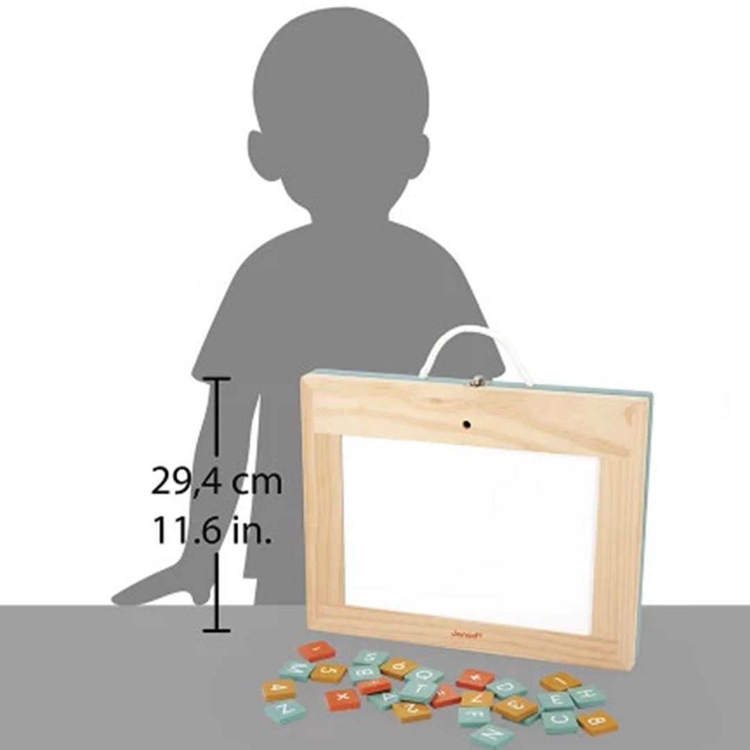 Het Janod 4-in-1 schoolbord naast een kindersilhouet, met afmetingen van 29,4 cm hoog aangegeven.