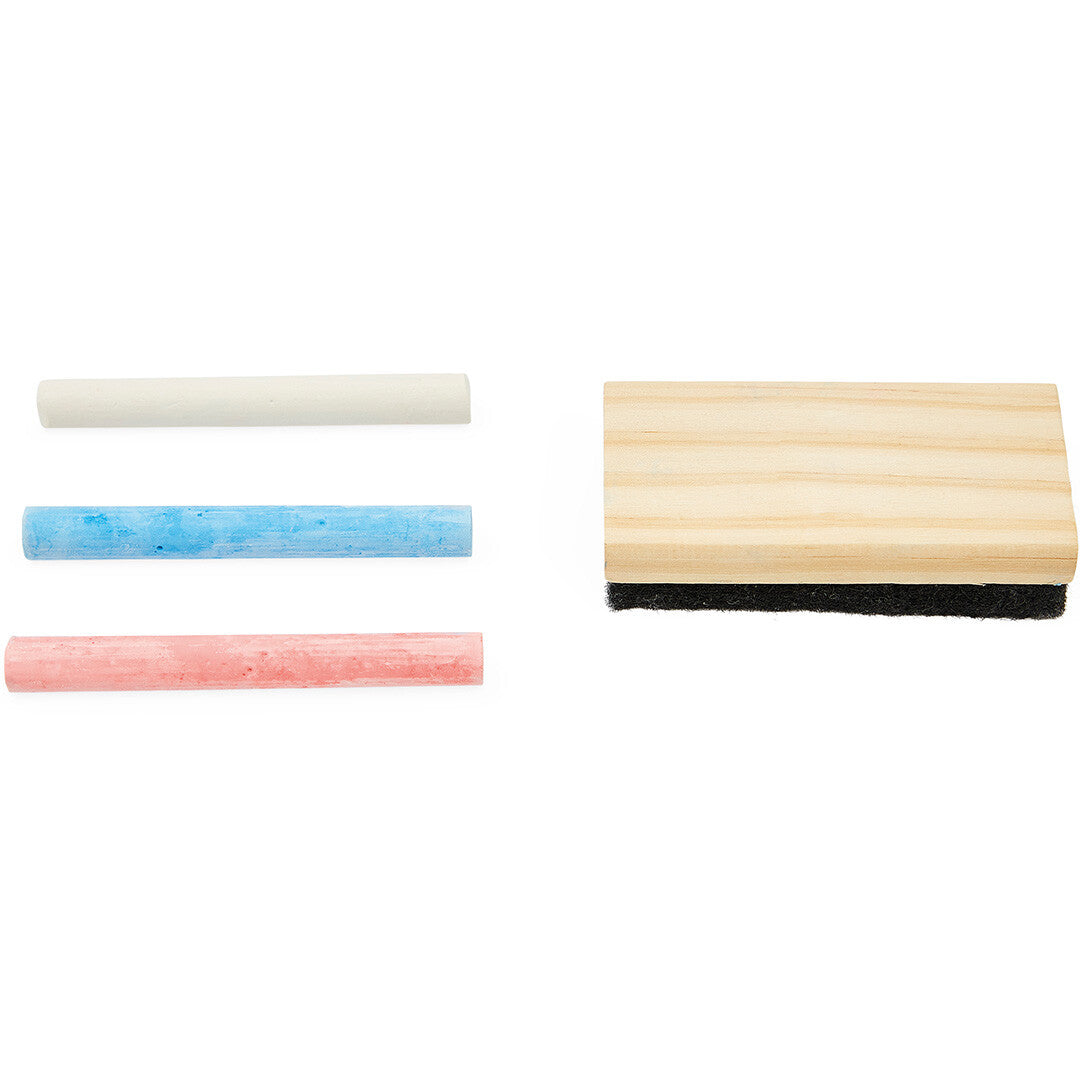 Drie gekleurde krijtjes en een houten wisser, accessoires voor het schoolbord.