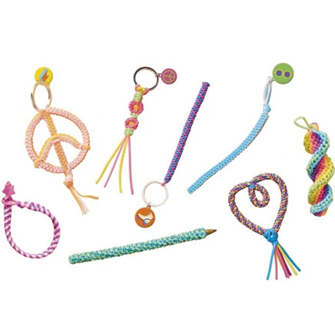 Collectie van kleurrijke scoubidou creaties, waaronder sleutelhangers, armbanden en een omwikkelde potlood.