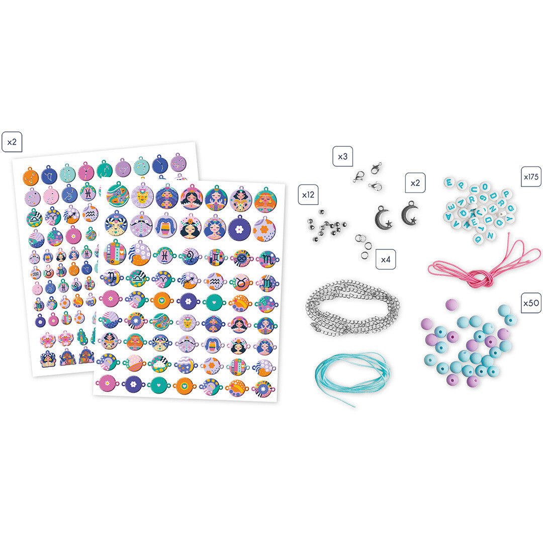 De losse onderdelen van de Janod sieraden maken set met astrologie thema, inclusief bedels, kralen en koorden.
