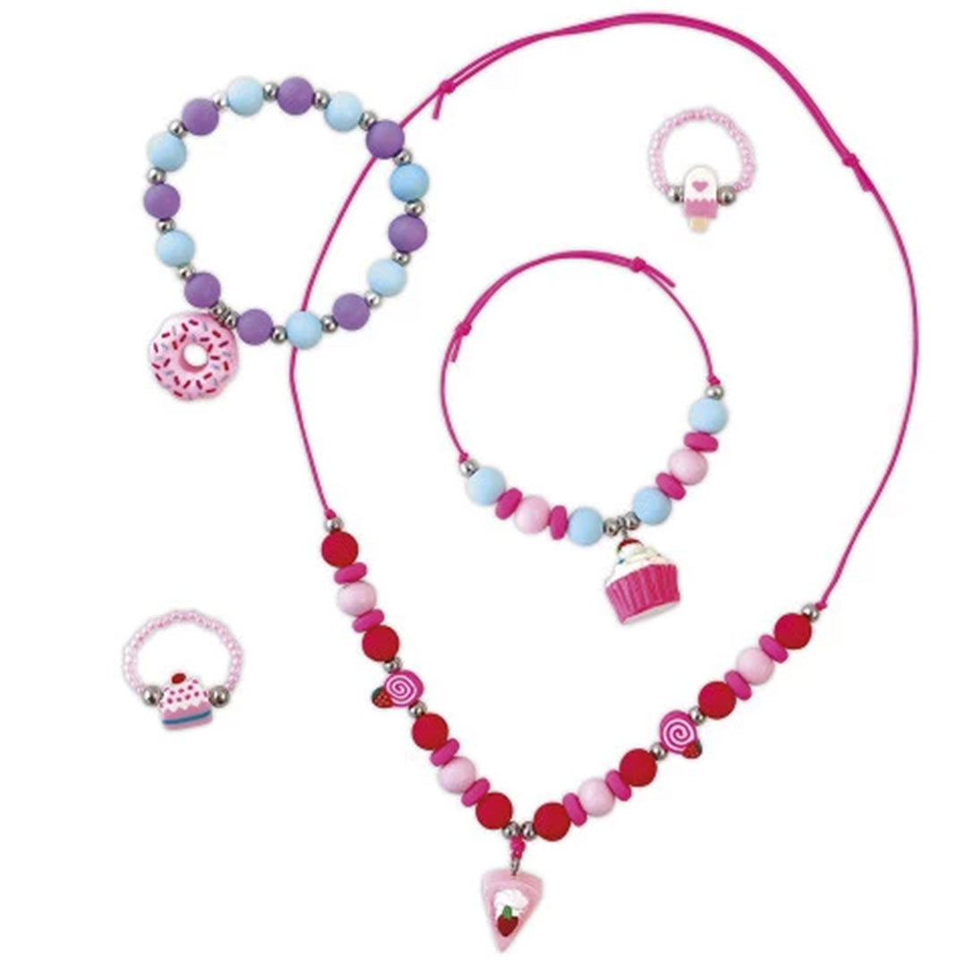Janod set met gemaakte gastronomische sieraden, waaronder kettingen, armbanden en ringen met cupcake- en donutbedels.