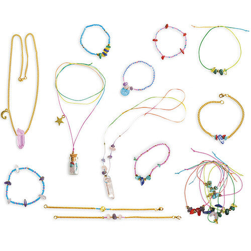 Overzicht van diverse zelfgemaakte kettingen en armbanden met geluksstenen en kralen.