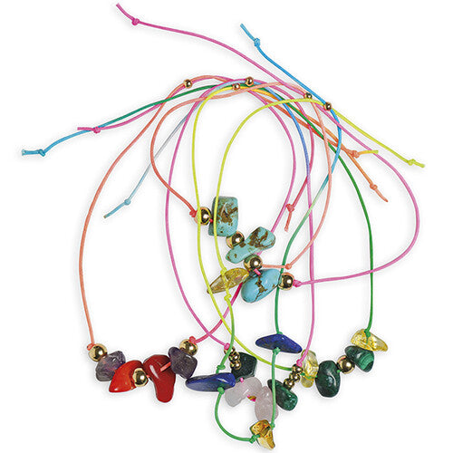 Een collectie van zes armbanden met kleurrijke koorden, gouden kraaltjes en diverse geluksstenen.