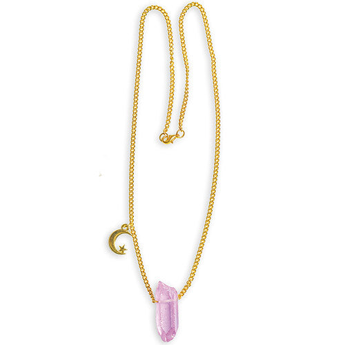 Detail van een gouden ketting met een roze kristallen hanger en een gouden maansikkelbedel.