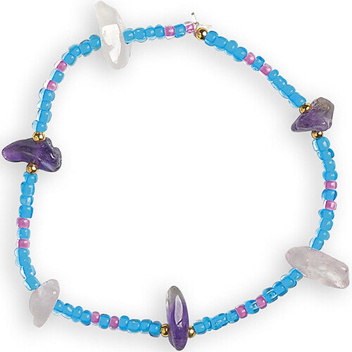 Detail van een armband met blauwe en roze kraaltjes afgewisseld met paarse en heldere kristallen steentjes.