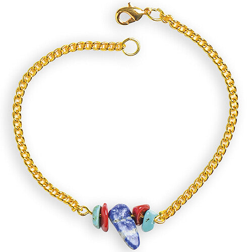 Detail van een gouden kettingarmband met rode, blauwe en turquoise geluksstenen.