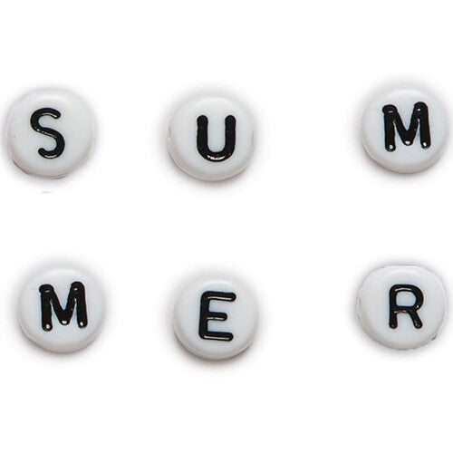 Zes witte ronde letterkralen met de zwarte letters 'SUMMER'.