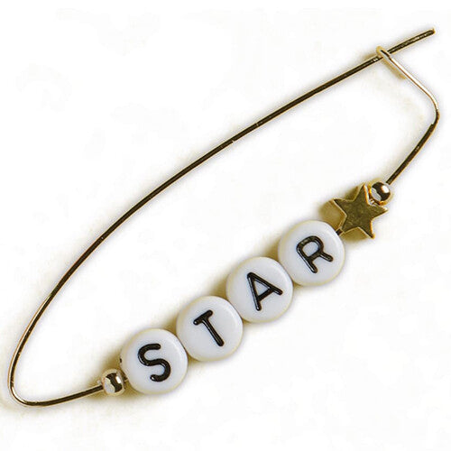 Een gouden speld met letterkralen die 'STAR' spellen en een gouden ster kraal.