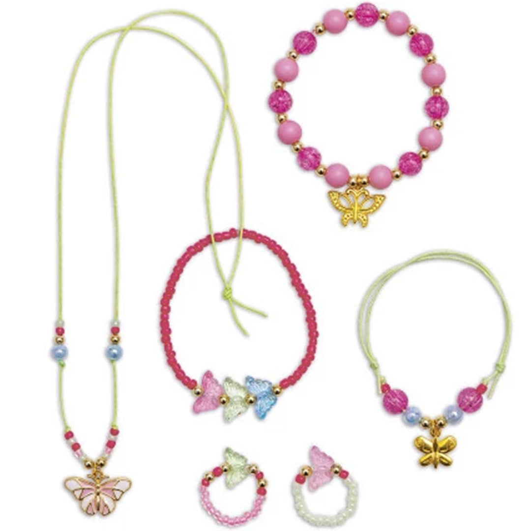 Een collectie van zelfgemaakte kindersieraden met vlinderbedels, waaronder kettingen en armbanden.