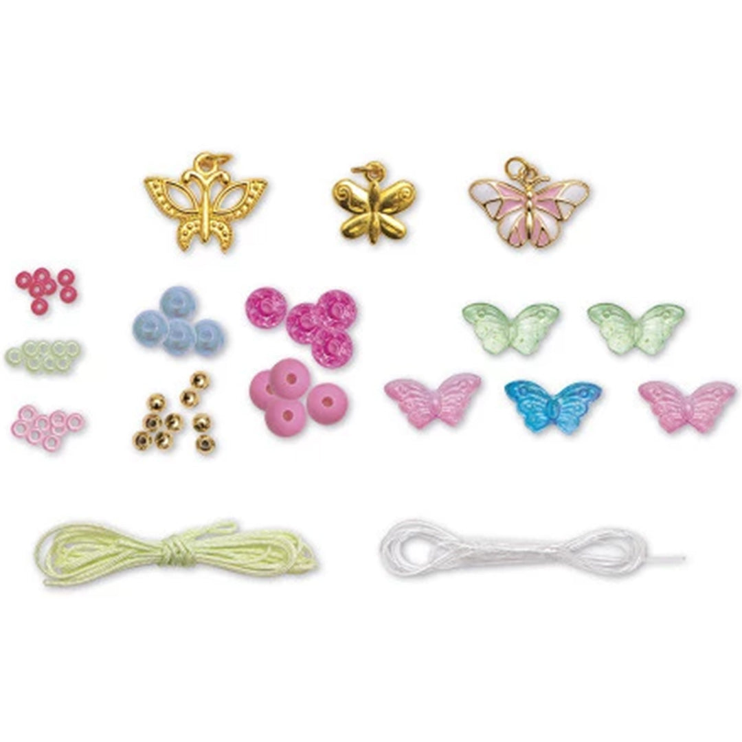 Diverse kralen, vlinderbedels en touwtjes voor het maken van sieraden.
