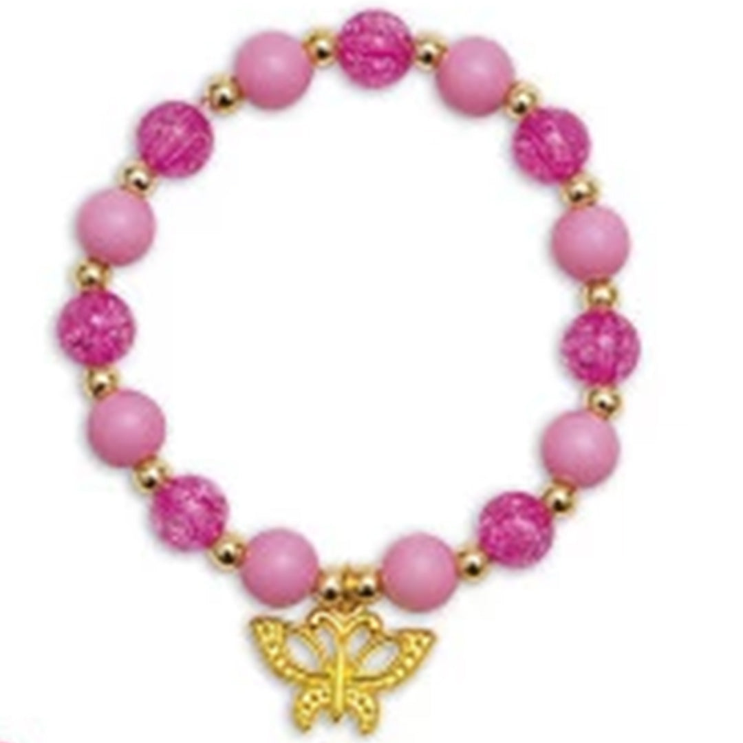 Een roze kralenarmband met een gouden vlinderbedel.