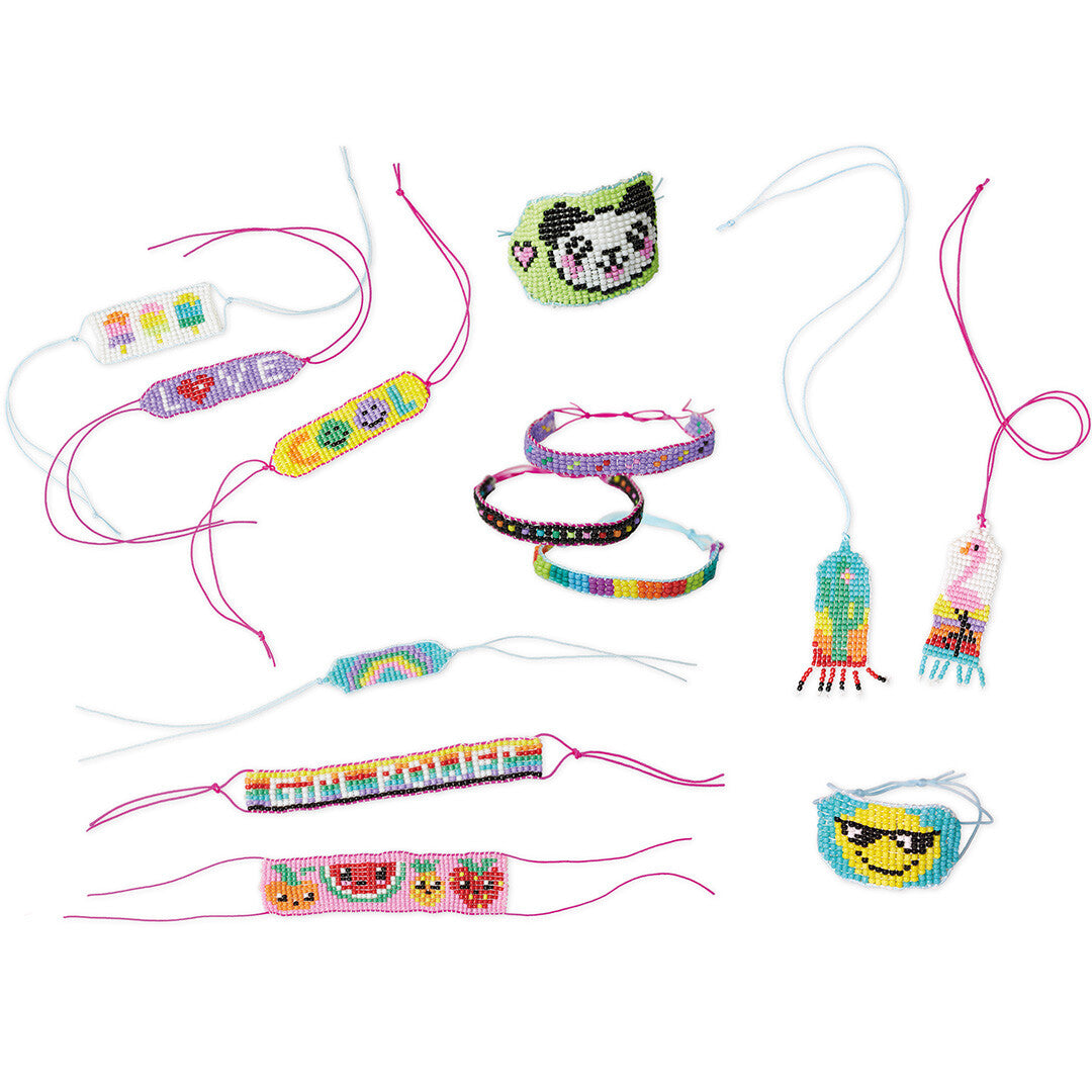 Een collectie van gemaakte kralen armbandjes en hangers met figuren zoals een panda, watermeloen en regenboog.