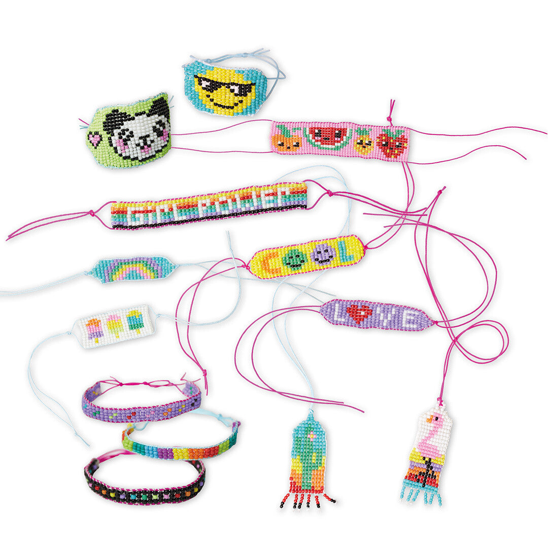 Diverse gemaakte kralen armbandjes en hangers met patronen van een panda, smiley, watermeloen en regenboog.