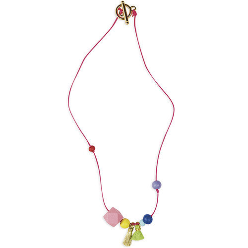 Janod regenboog ketting met kleurrijke houten kralen en twee groene kwastjes.