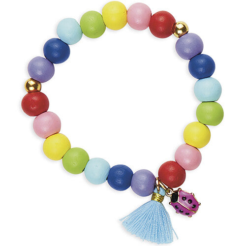 Janod regenboog armband met kleurrijke houten kralen, een blauwe kwast en een paars lieveheersbeestje.