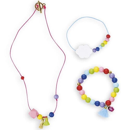 De drie Janod regenboog sieraden: een ketting en twee armbanden met kleurrijke houten kralen.