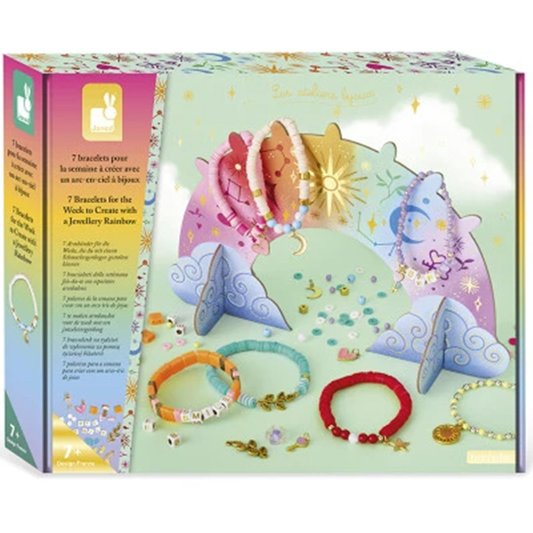 Verpakking van de Janod sieraden maken set met regenboogthema, waarop gemaakte armbanden en losse kralen te zien zijn.