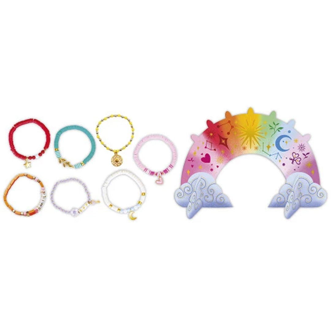 Zeven gemaakte armbanden en een regenboog display van de sieraden maken set.