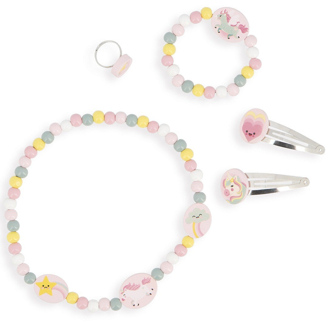 De Janod eenhoorn sieradenset met ketting, armband, ring en twee haarspeldjes, van bovenaf gefotografeerd.