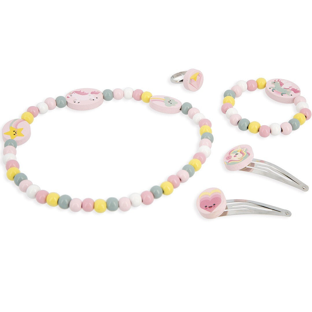 De Janod eenhoorn sieradenset met ketting, armband, ring en twee haarspeldjes, schuin van bovenaf gefotografeerd.