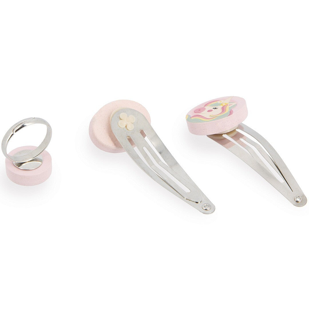 Detailfoto van de ring en twee haarspeldjes uit de Janod eenhoorn sieradenset.